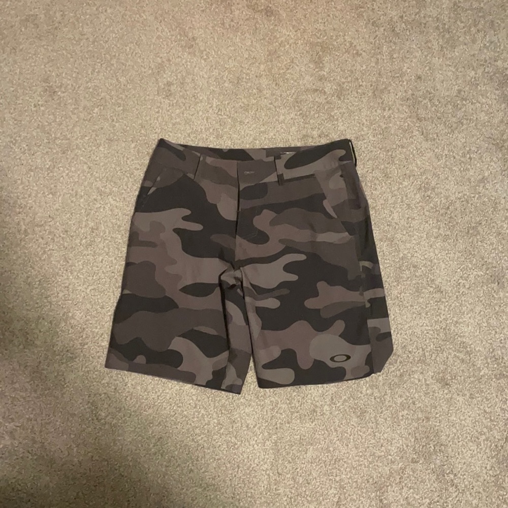 Men’s Oakley golf shorts